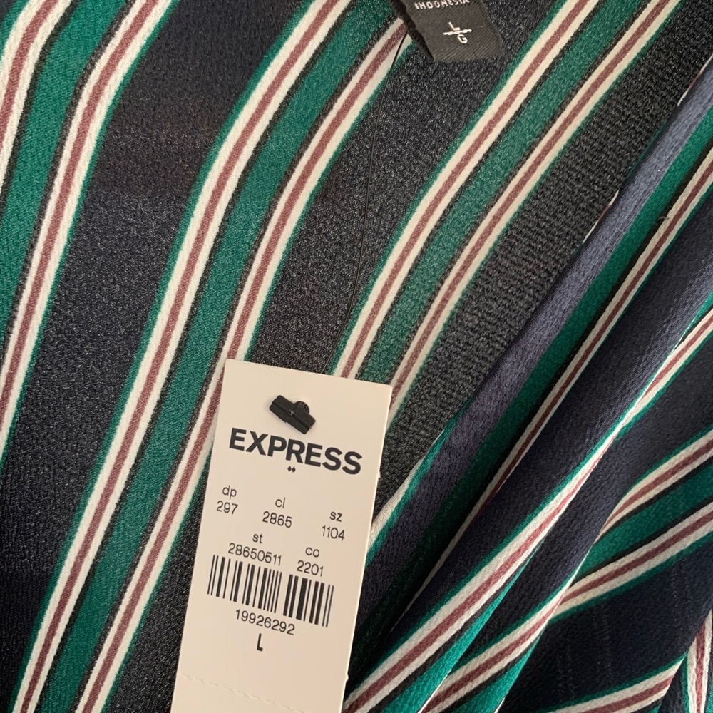 Express V neck 🎄 - Picture 5 of 5